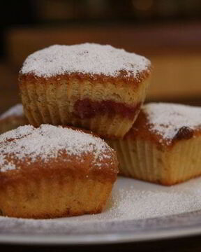 Маффины с хурмой и клубникой