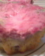 Маффины с шоколадом и ягодным кремом