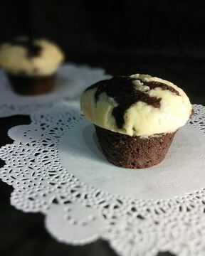 Шоколадные маффины под сливочной шапочкой