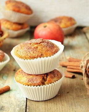 Яблочные маффины с халвой и корицей