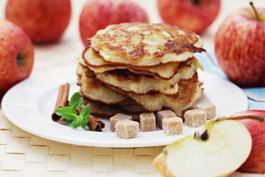 Рецепт кефирных оладий с яблоком и корицей