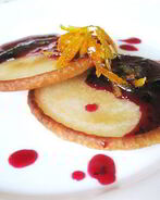 Лимонные оладьи со смородиновым соусом