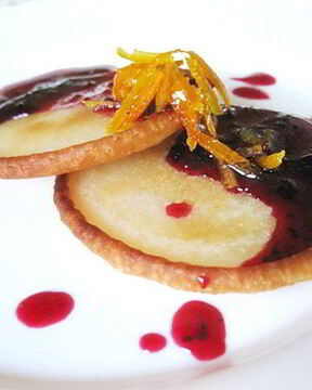 Лимонные оладьи со смородиновым соусом