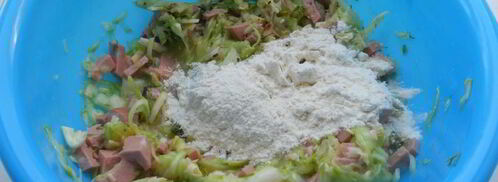 оладьи из кабачков с сыром и колбасой. Шаг 5