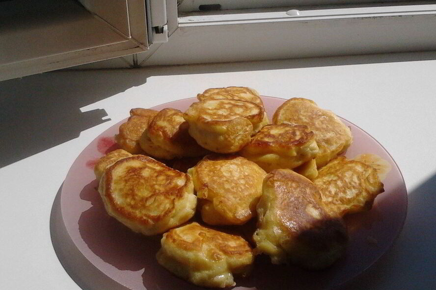 Рецепт оладий на кефире с фруктами