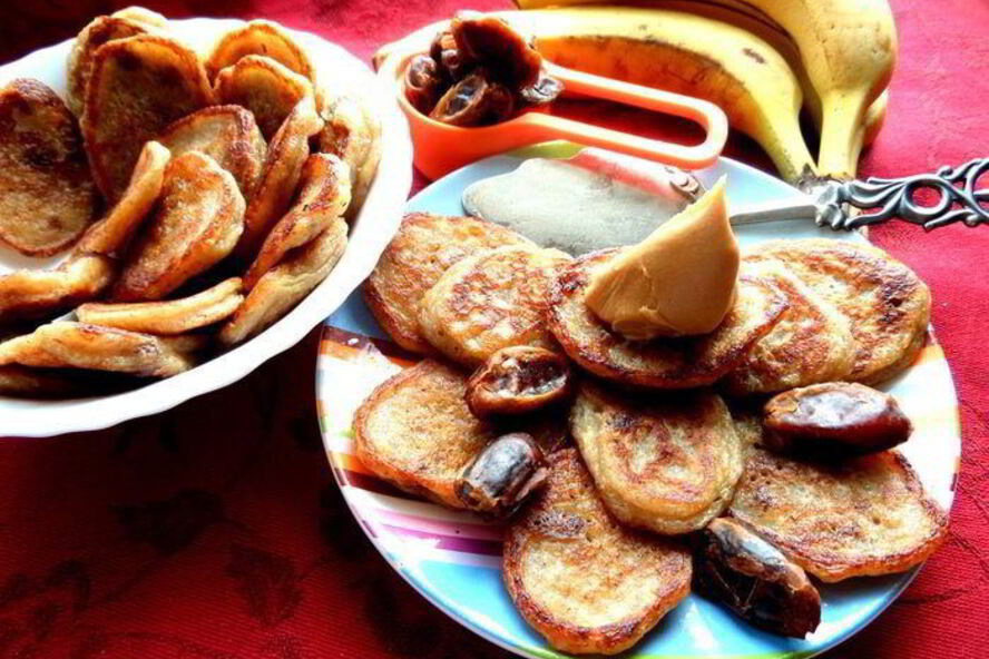 Рецепт постных оладушек с финиками и бананами