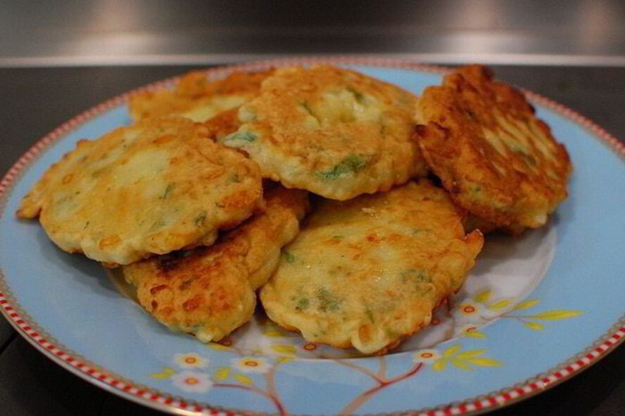 Рецепт сырных оладий с петрушкой