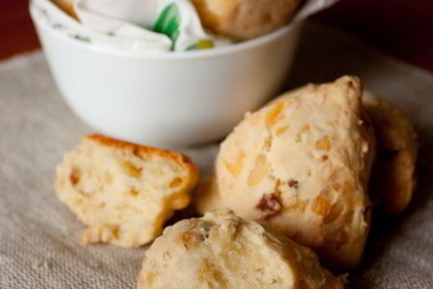 Рецепт несладкого печенья с беконом и сыром