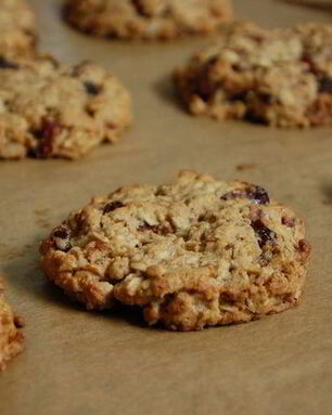 Овсяное печенье с пеканом и клюквой