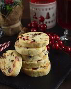 Печенье с орехами и вялеными ягодами