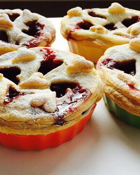 Мини-пироги с клубнично-бальзамической начинкой