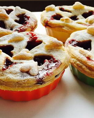 Мини-пироги с клубнично-бальзамической начинкой