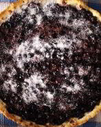 Песочный пирог с черной смородиной