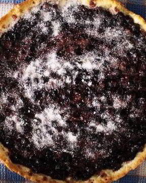 Песочный пирог с черной смородиной