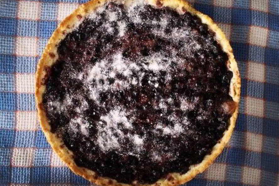 Рецепт песочного пирога с черной смородиной