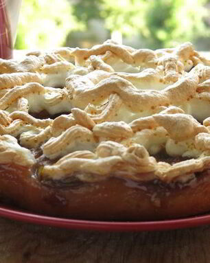 Пирог на йогурте со сливами и меренгой