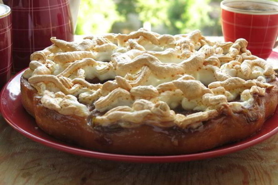 Рецепт пирога на йогурте со сливами и меренгой