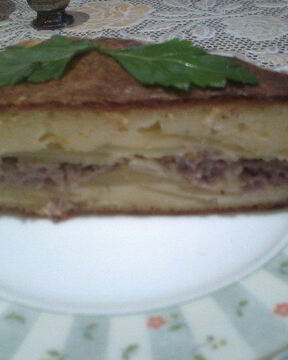 Пирог с фаршем и картофелем