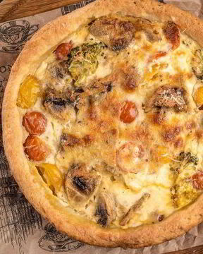 Пирог с творогом, брокколи и грибами