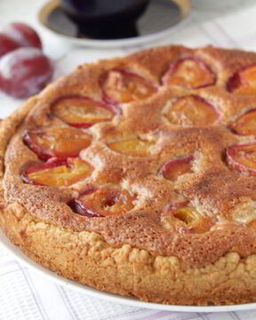 Пирог со сливами и миндальным кремом