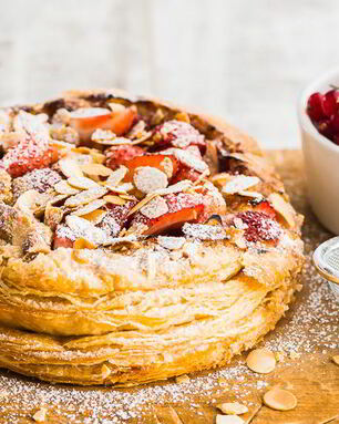 Слоеный пирог с клубникой