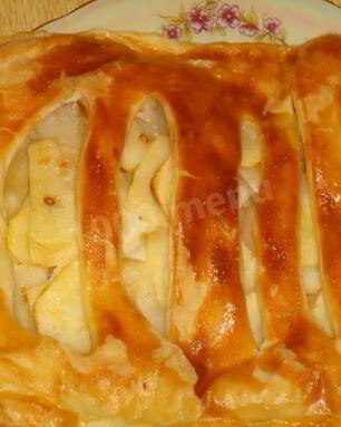 Яблочный пирог из готового слоеного теста