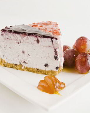 Заливной пирог со свежими ягодами