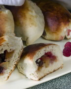 Безопарные пирожки с абрикосом и малиной