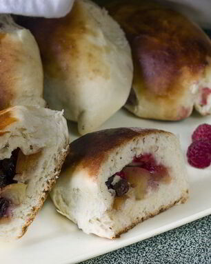 Безопарные пирожки с абрикосом и малиной