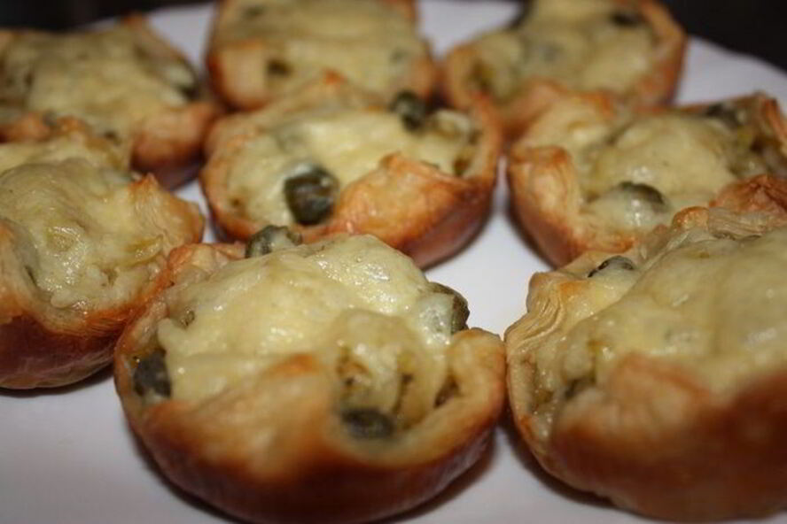 Рецепт открытых пирожков из слоеного теста
