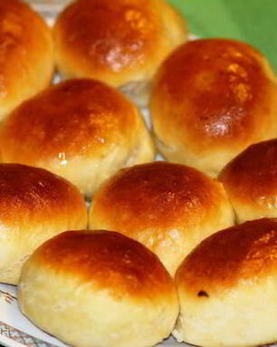 Печеные пирожки с жареной капустой и яйцом