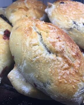 Пирожки на простокваше с лесными ягодами