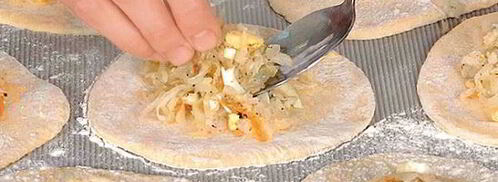 пирожки с квашеной капустой. Шаг 6