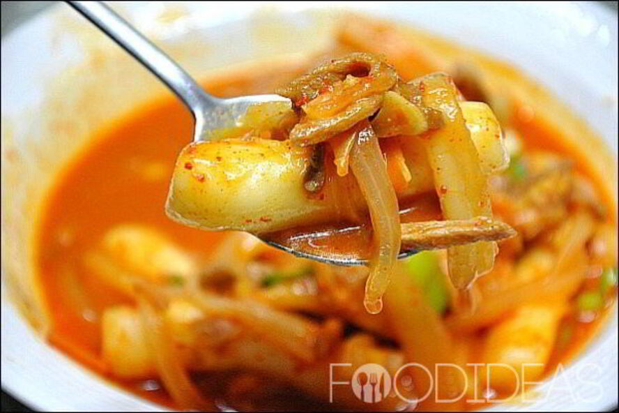 Рецепт токпокков — острых рисовых пирожков