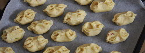 закусочные пирожки с колбасой и сыром. Шаг 8