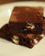 Кофейный брауни с черным и белым шоколадом