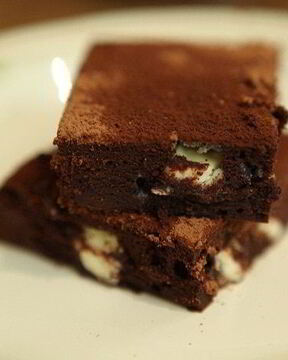 Кофейный брауни с черным и белым шоколадом