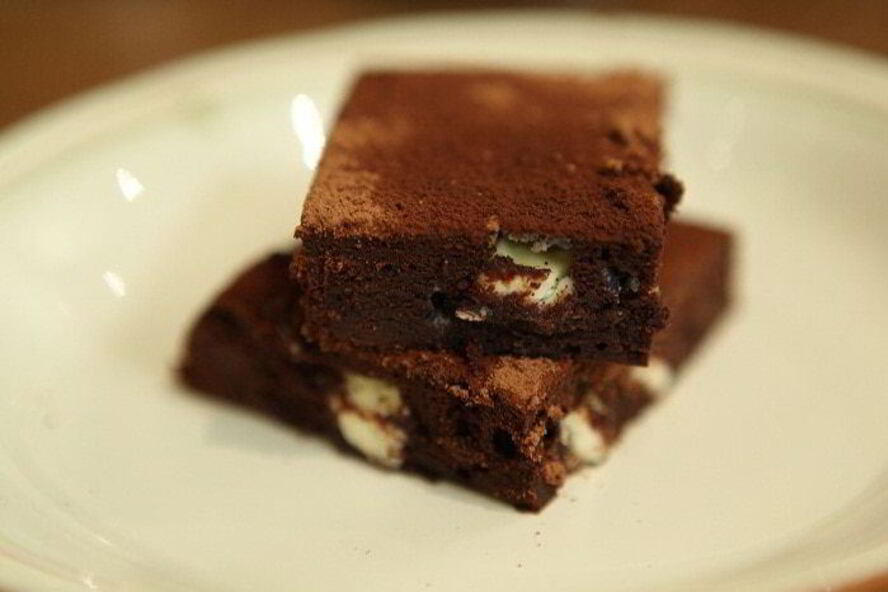 Рецепт кофейного брауни с черным и белым шоколадом