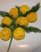 Нежное песочное пирожное с вишней и фундуком