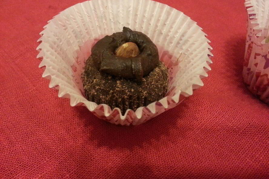 Рецепт пирожного картошка с вишней и миндалем