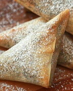 Пирожное со сливочным сыром и сухофруктами