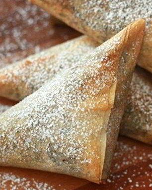 Пирожное со сливочным сыром и сухофруктами