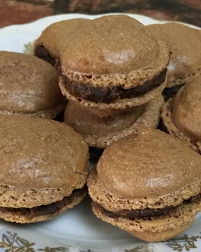 Пирожные макарон на миндальной муке