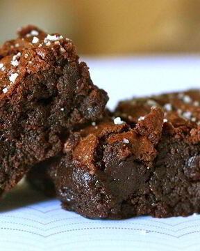 Шоколадные пирожные с солью