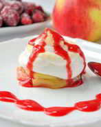 Яблочное пирожное с меренгой и малиновым соусом