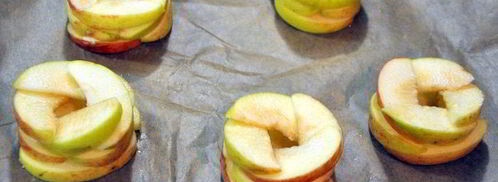 яблочное пирожное с меренгой и малиновым соусом. Шаг 3