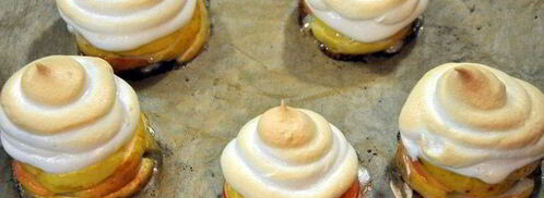 яблочное пирожное с меренгой и малиновым соусом. Шаг 7