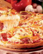 Домашняя пицца с колбасой и оливками