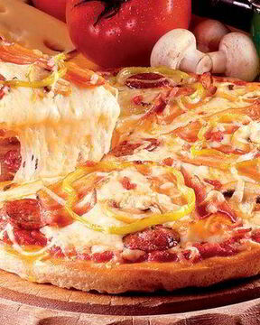 Домашняя пицца с колбасой и оливками