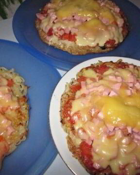 Картофельная пицца с колбасой на сковороде